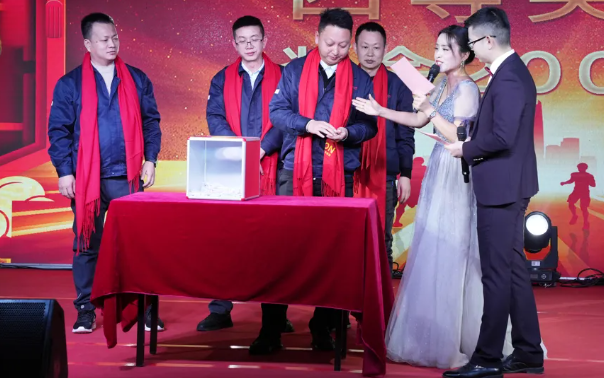 黄石888腾博会2024年终晚会：凝心聚力，共创鲜丽！